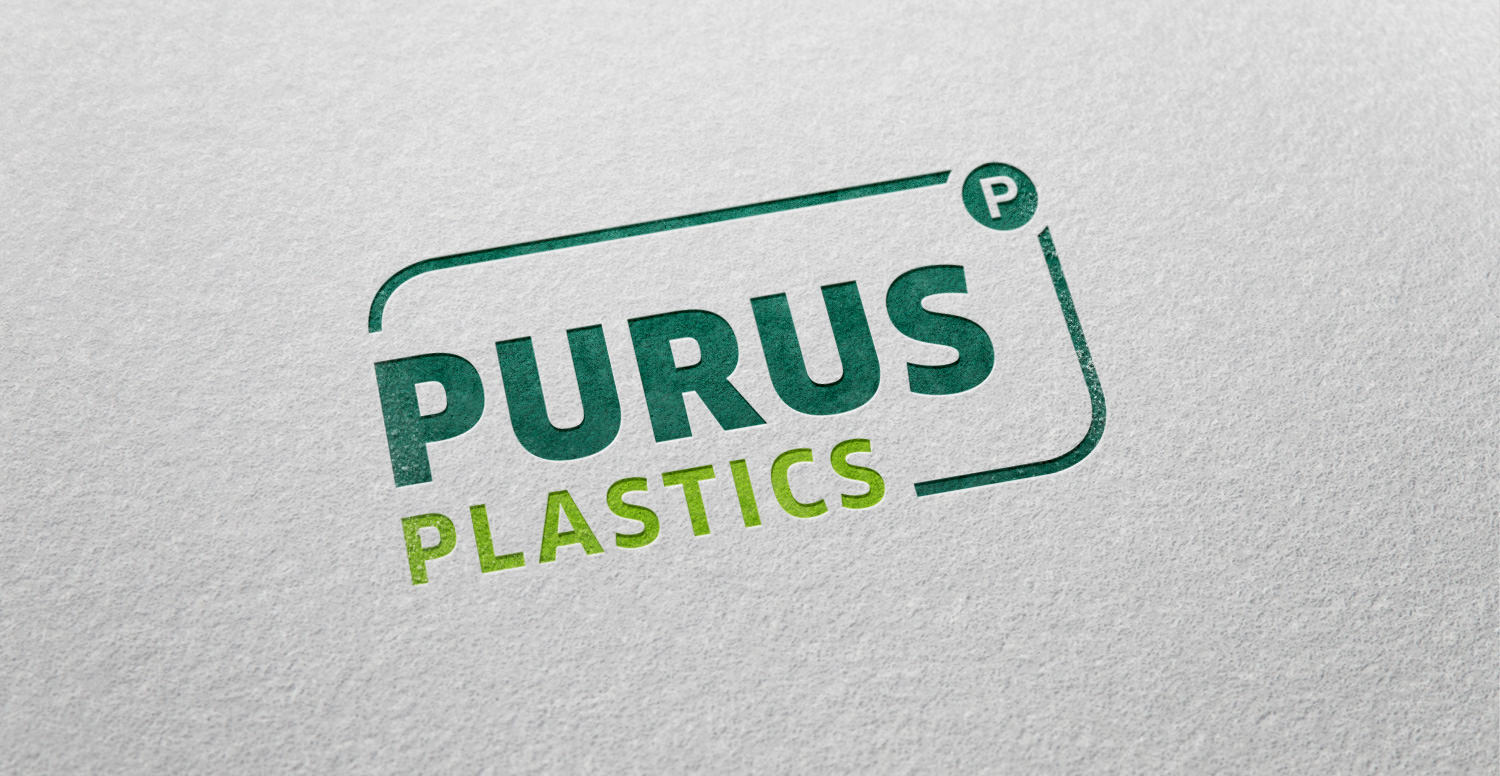 Zu sehen ist die Nahaufnahme einer Visitenkarte der Firma Purus Plastics