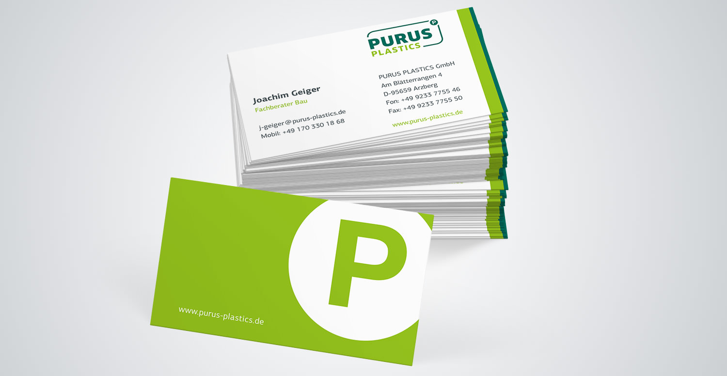 Zu sehen ist ein Stapel Visitenkarten der Firma Purus Plastics
