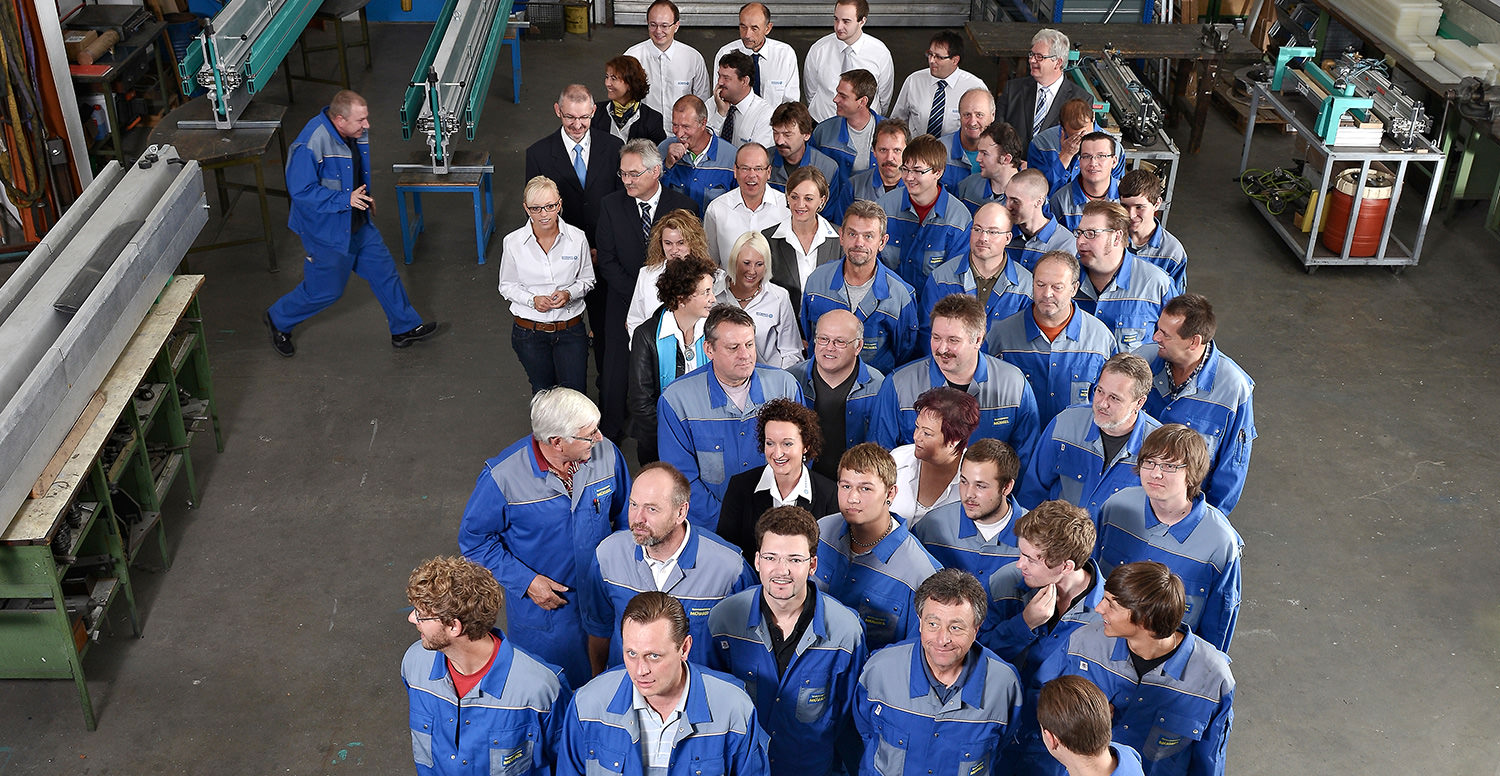 Angestellte der Firma Müssel stellen sich für ein Gruppenfoto auf