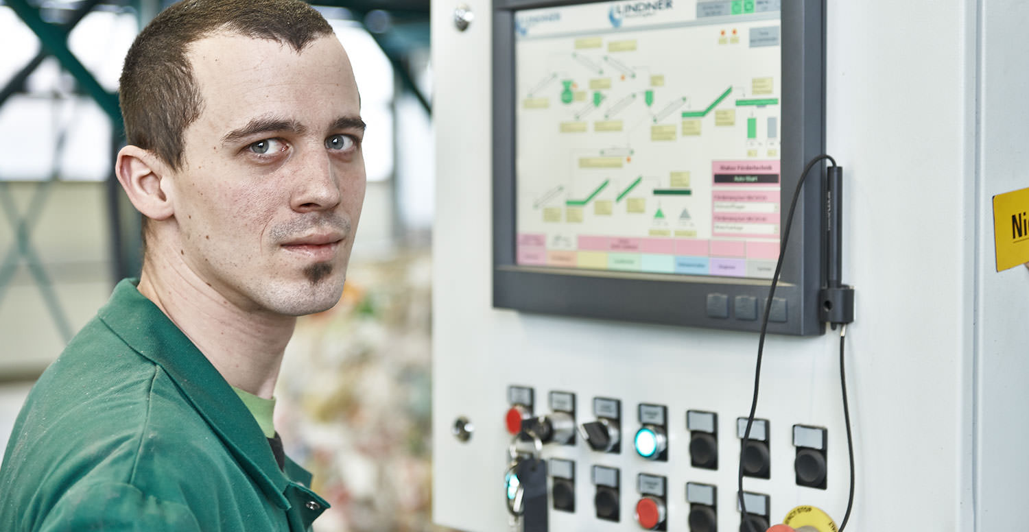 Angestellter vor einer Maschine der Firma PURUS PLASTICS