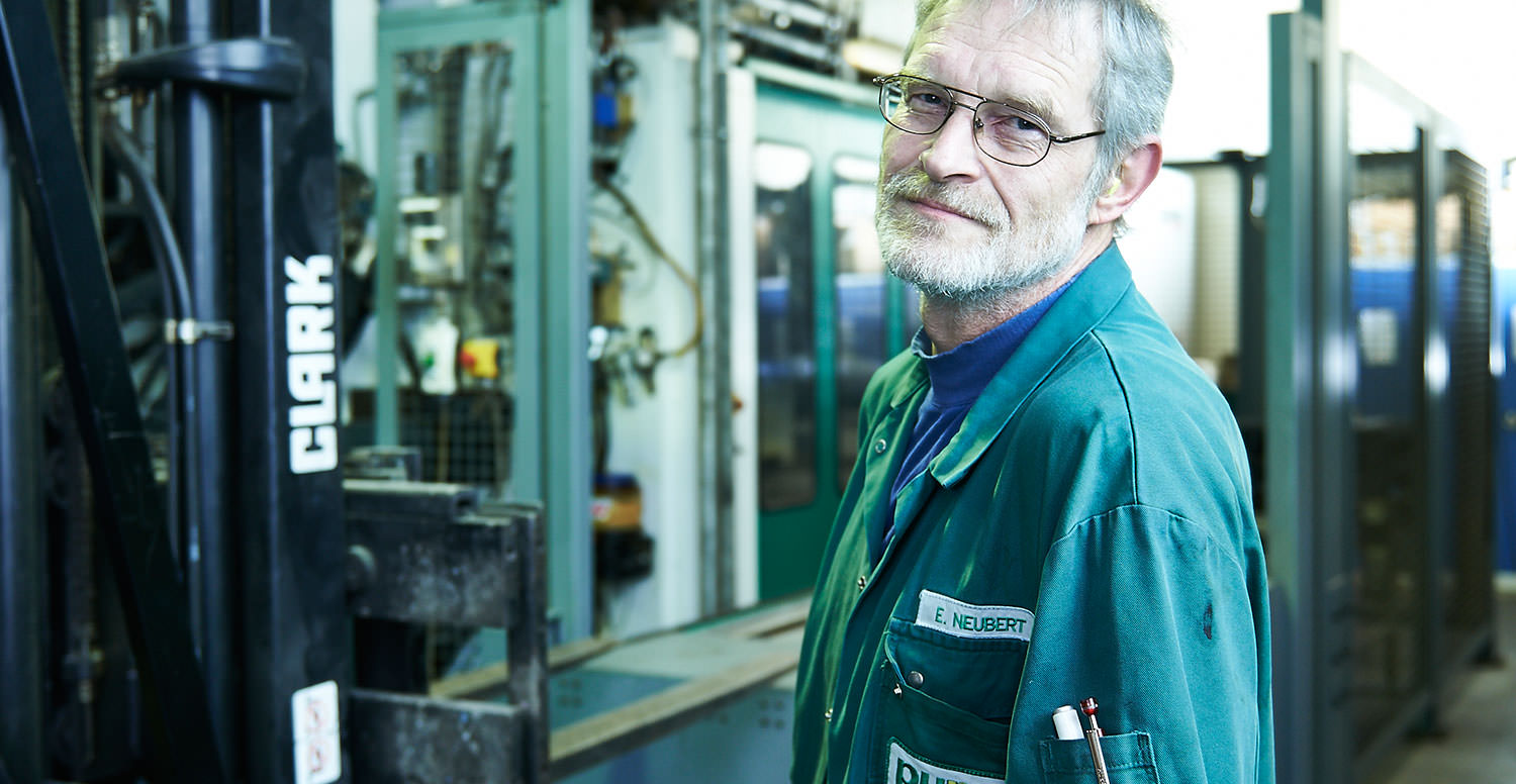 Angestellter in Arbeitskleidung der Firma PURUS PLASTICS
