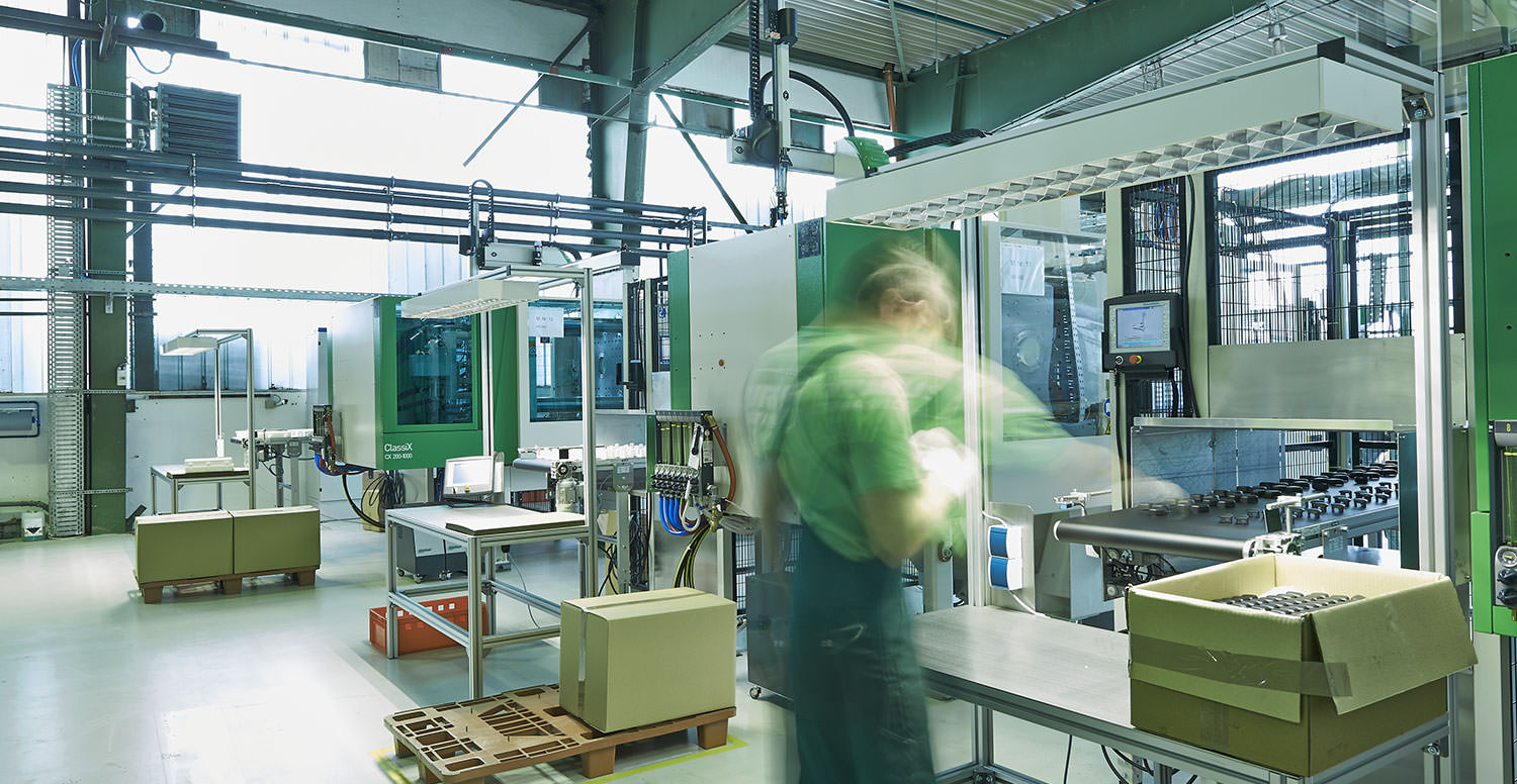 Ein Angestellter an einer Maschine in der Firma PURUS PLASTICS