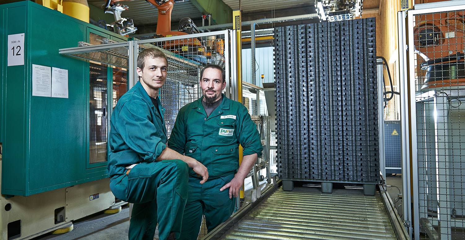 2 Angestellte in der Fertigung von PURUS PLASTICS