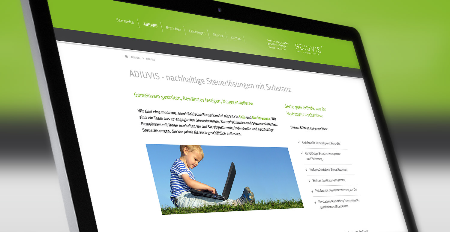 Aufgeklappter Laptop mit geöffneter Webseite ADIUVIS