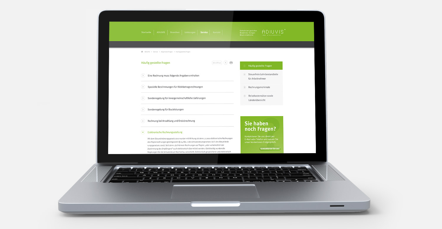 Frontal aufgestellter Laptop mit angezeigter Webseite der Firma ADIUVIS
